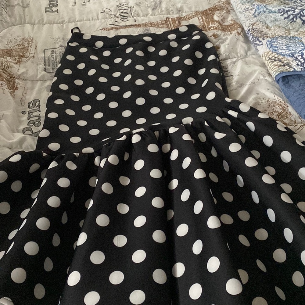 This skirt brand size and color is ESY,Medium, and black and white polka dot.